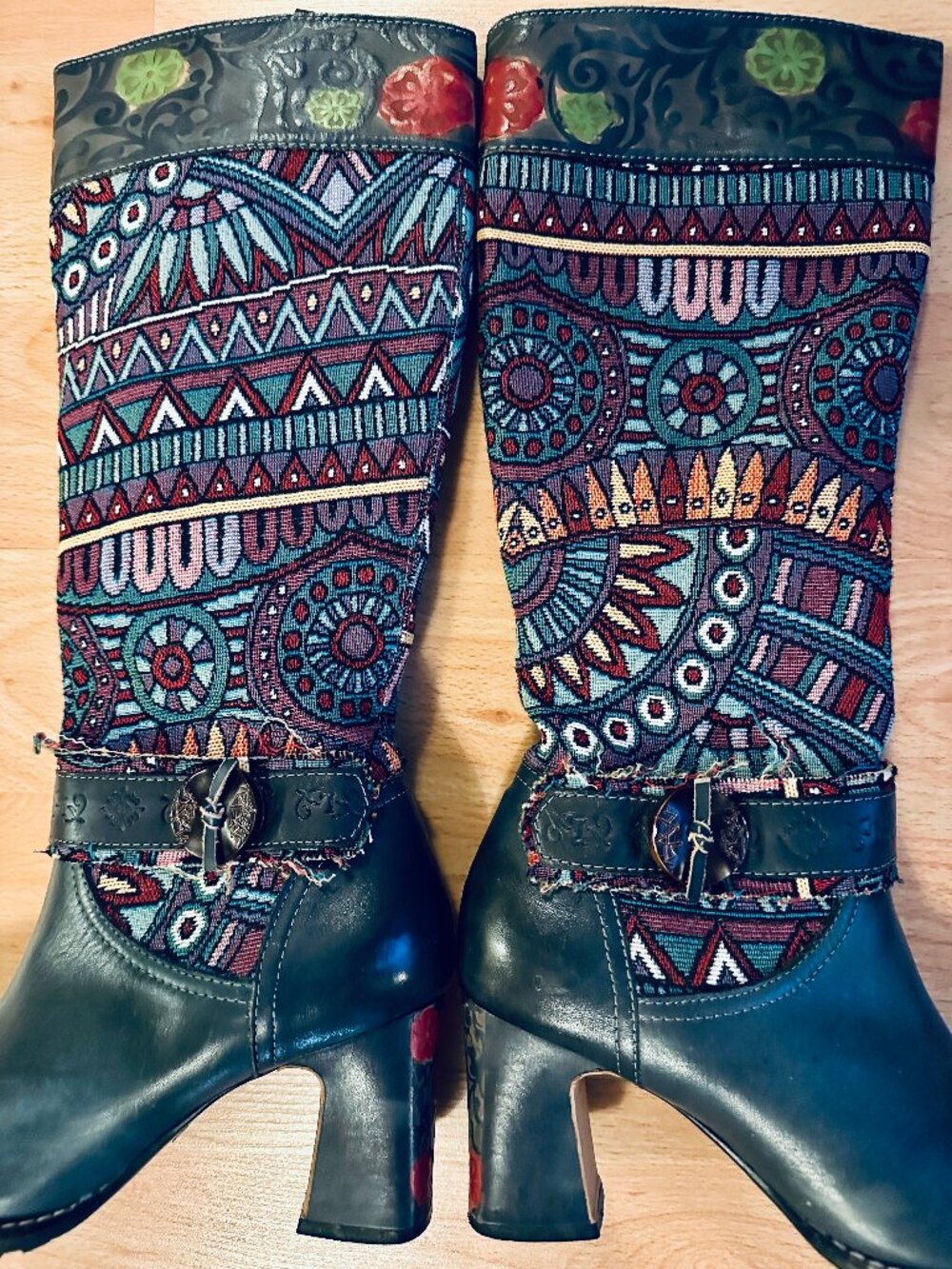 Make a statement with these gorgeous L'Artiste knee-high boots in Size 7.